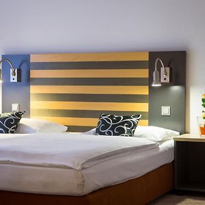 Zimmer mit Kingsize-Bett