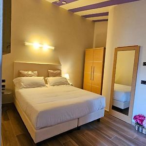 Zimmer mit Kingsize-Bett