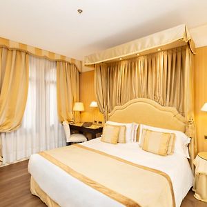 Deluxe Zimmer mit Kingsize-Bett
