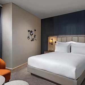 Zimmer mit Kingsize-Bett