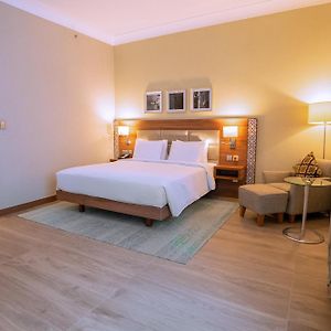 Zimmer mit Zugang für Rollstuhlfahrer mit Kingsize-Bett