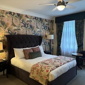 Zimmer mit Kingsize-Bett