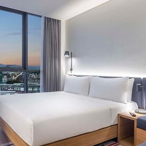 Zimmer mit Kingsize-Bett