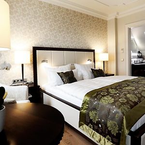 Zimmer mit Kingsize-Bett