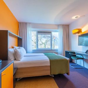 Zimmer mit zwei Einzelbetten für Gäste mit Behinderungen