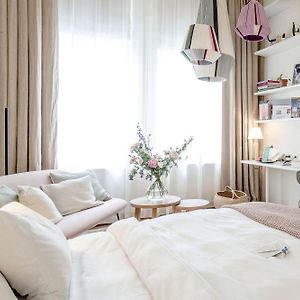 Mittelgroßes Zimmer mit Kingsize-Bett