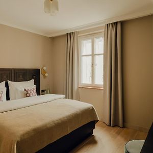 Gemütliches Zimmer mit Kingsize-Bett