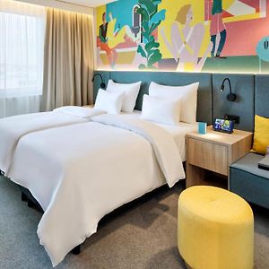 Zimmer mit Zugang für Rollstuhlfahrer mit Kingsize-Bett