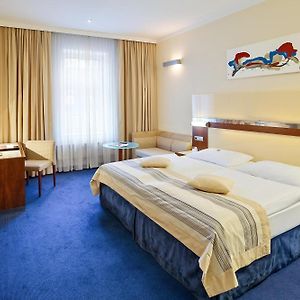 Zimmer mit Kingsize-Bett