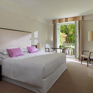 Zimmer mit Kingsize-Bett