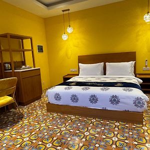 Zimmer mit Kingsize-Bett