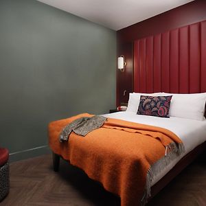 Zimmer mit Kingsize-Bett