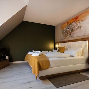 Zimmer mit Kingsize-Bett für Gäste mit Behinderungen
