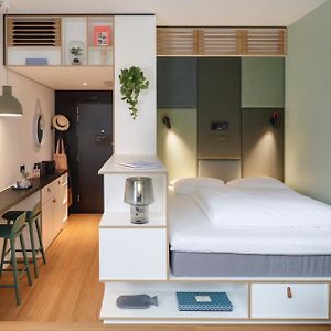 Zimmer mit Kingsize-Bett