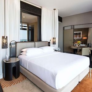 Zimmer mit Kingsize-Bett