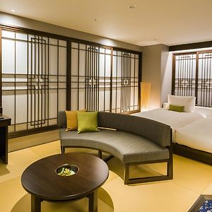 Eck-Zimmer mit zwei Einzelbetten