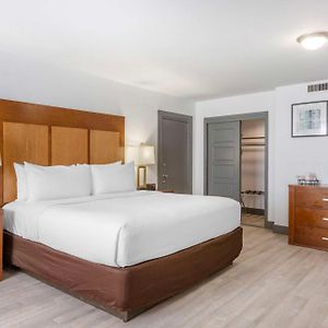 Zimmer mit Kingsize-Bett für Gäste mit Behinderungen