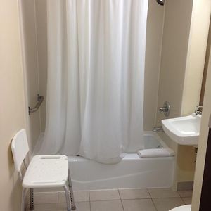 Zimmer mit Kingsize-Bett für Gäste mit Behinderungen