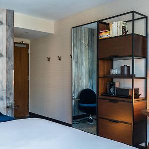 Zimmer mit Kingsize-Bett