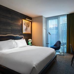 Zimmer mit Kingsize-Bett