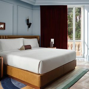 Eck-Zimmer mit Kingsize-Bett