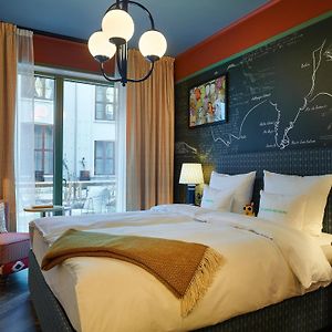 Mittelgroßes Zimmer mit Kingsize-Bett