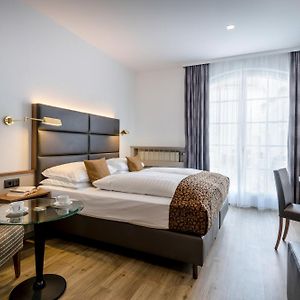 Zimmer mit Kingsize-Bett