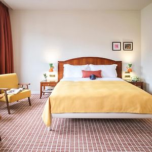 Großes Zimmer mit Kingsize-Bett