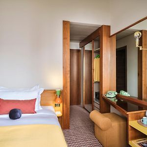 Zimmer mit Kingsize-Bett