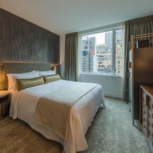 Zimmer mit Kingsize-Bett