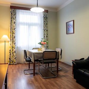 Dreibettzimmer mit 1 Schlafzimmer