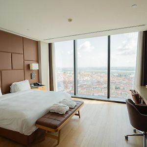 Zimmer mit Kingsize-Bett