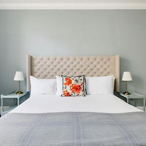 Zimmer mit Kingsize-Bett