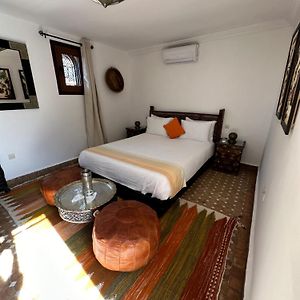 Zimmer mit Kingsize-Bett
