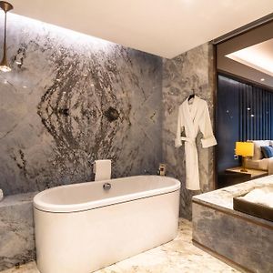 Suite mit 1 Schlafzimmer und mit Kingsize-Bett und mit Schwimmbadblick