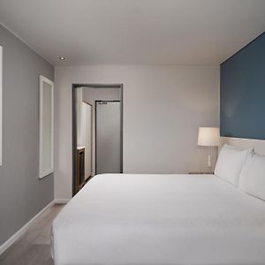 Zimmer mit Kingsize-Bett