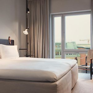 Zimmer mit Kingsize-Bett