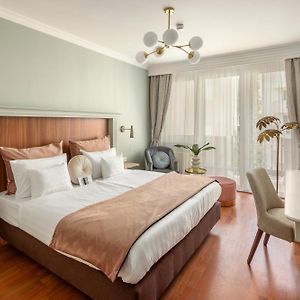 Zimmer mit Kingsize-Bett