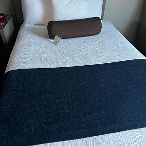 Zimmer mit Kingsize-Bett für Gäste mit Behinderungen