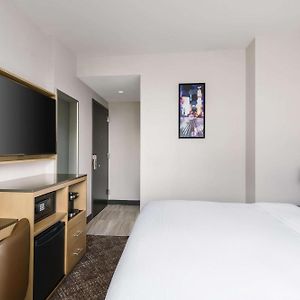 Zimmer mit Kingsize-Bett