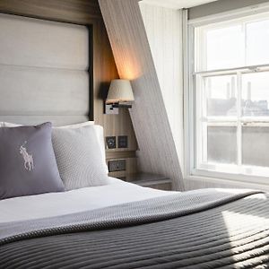Kleines Zimmer mit Queensize-Bett