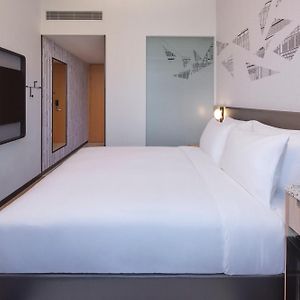 Zimmer mit Kingsize-Bett im Flügel