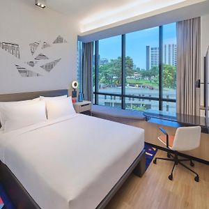 Zimmer mit Queensize-Bett im Flügel