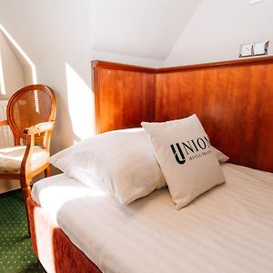 Zimmer mit Kingsize-Bett