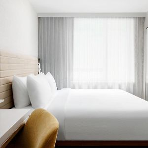Zimmer mit Kingsize-Bett