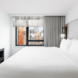 Zimmer mit Kingsize-Bett