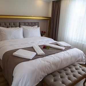 Großes Zimmer mit Kingsize-Bett
