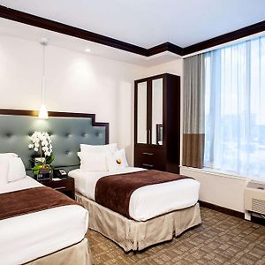 Eck-Zimmer mit zwei Einzelbetten
