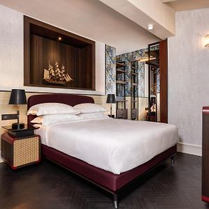 Zimmer mit Kingsize-Bett