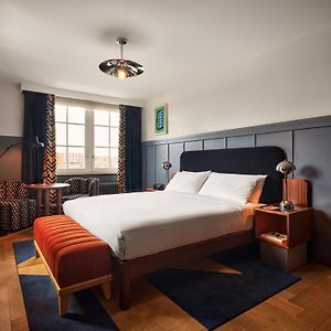 Zimmer mit Kingsize-Bett